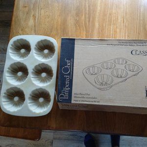 Pampered Chef Mini Fluted Stoneware Pan